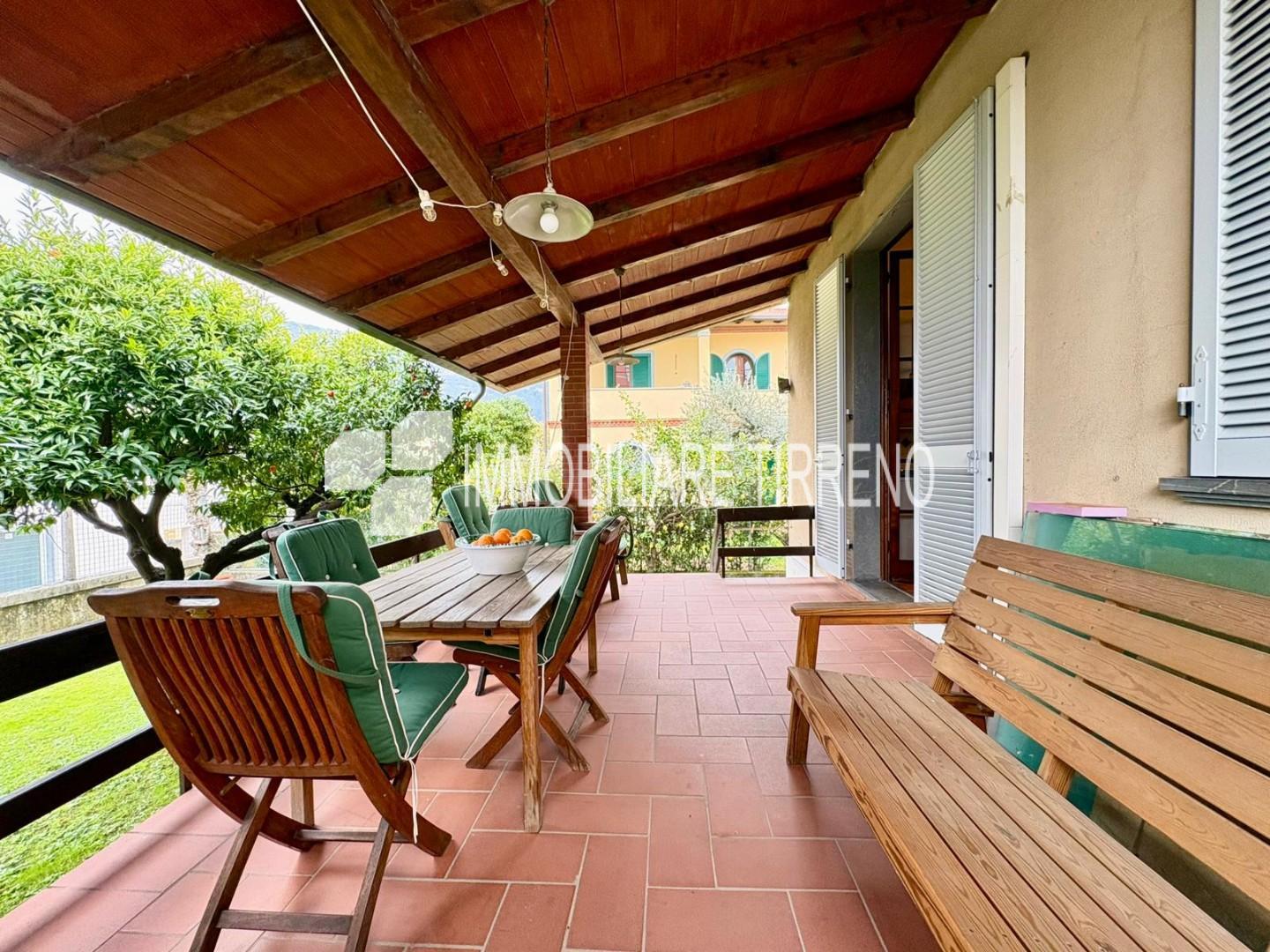 Villa con giardino a Massa