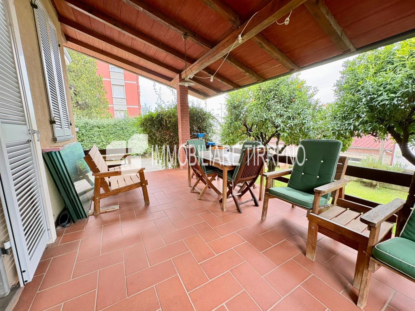 Villa con giardino a Massa
