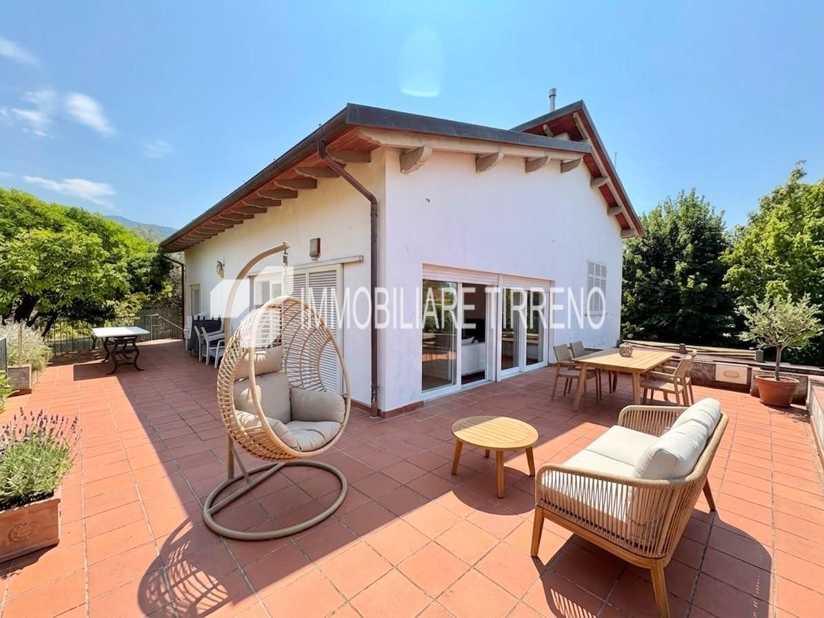 Villa Bifamiliare con giardino a Massa