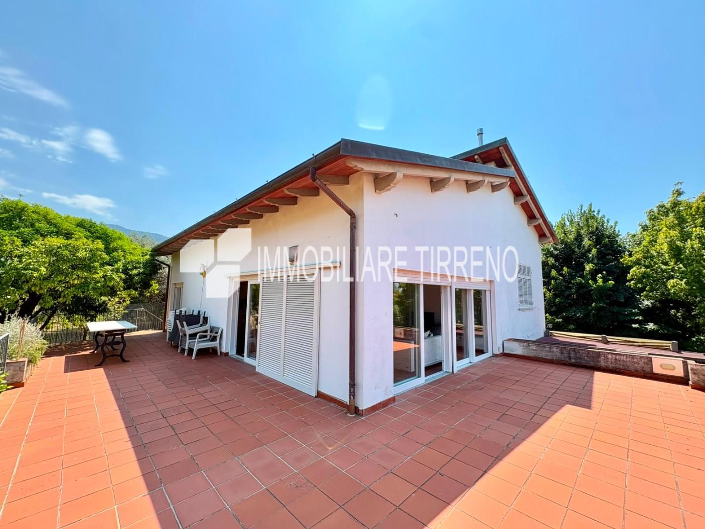 Villa Bifamiliare con giardino a Massa