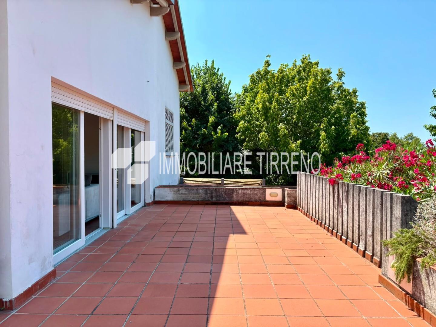 Villa Bifamiliare con giardino a Massa