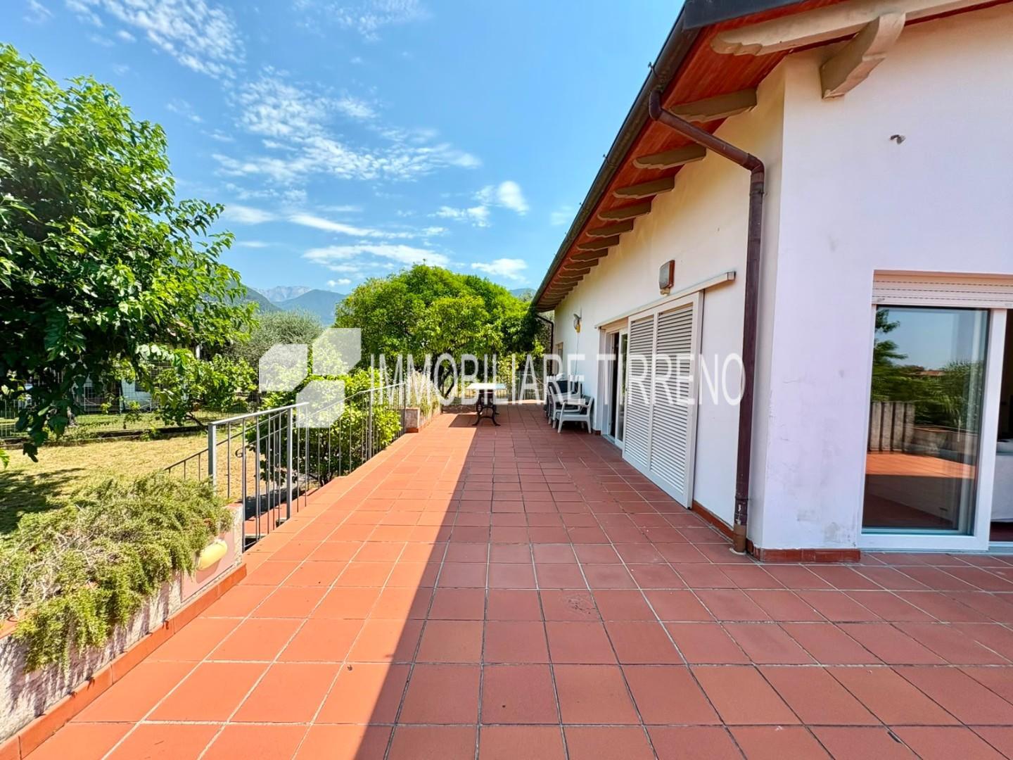 Villa Bifamiliare con giardino a Massa