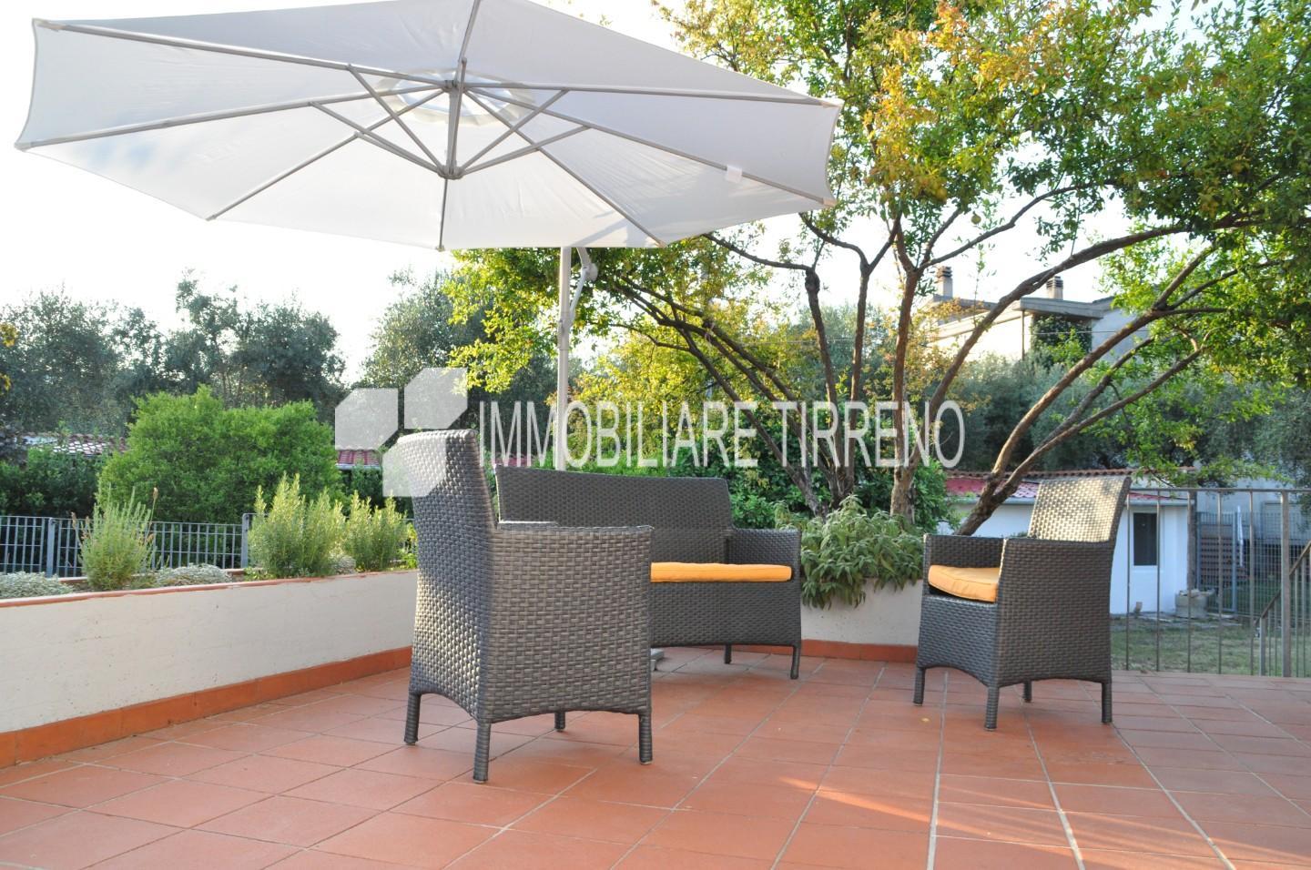 Villa Bifamiliare con giardino a Massa
