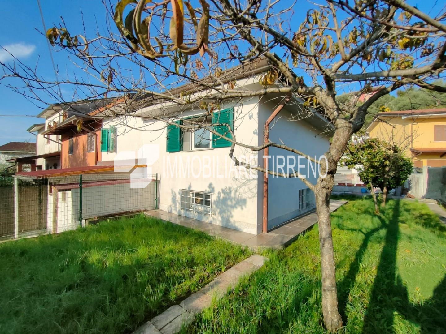 casa indipendente in vendita a Massa in zona Candia