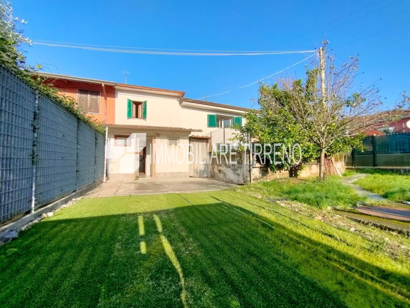Casa indipendente con giardino a Massa