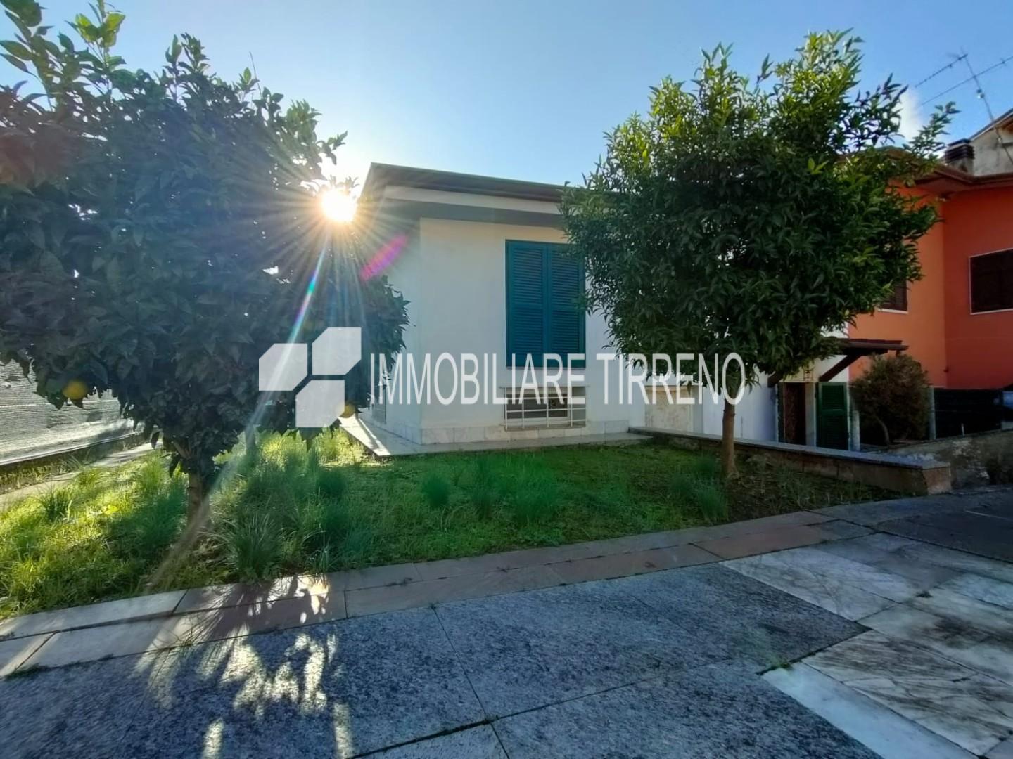 Casa indipendente con giardino a Massa