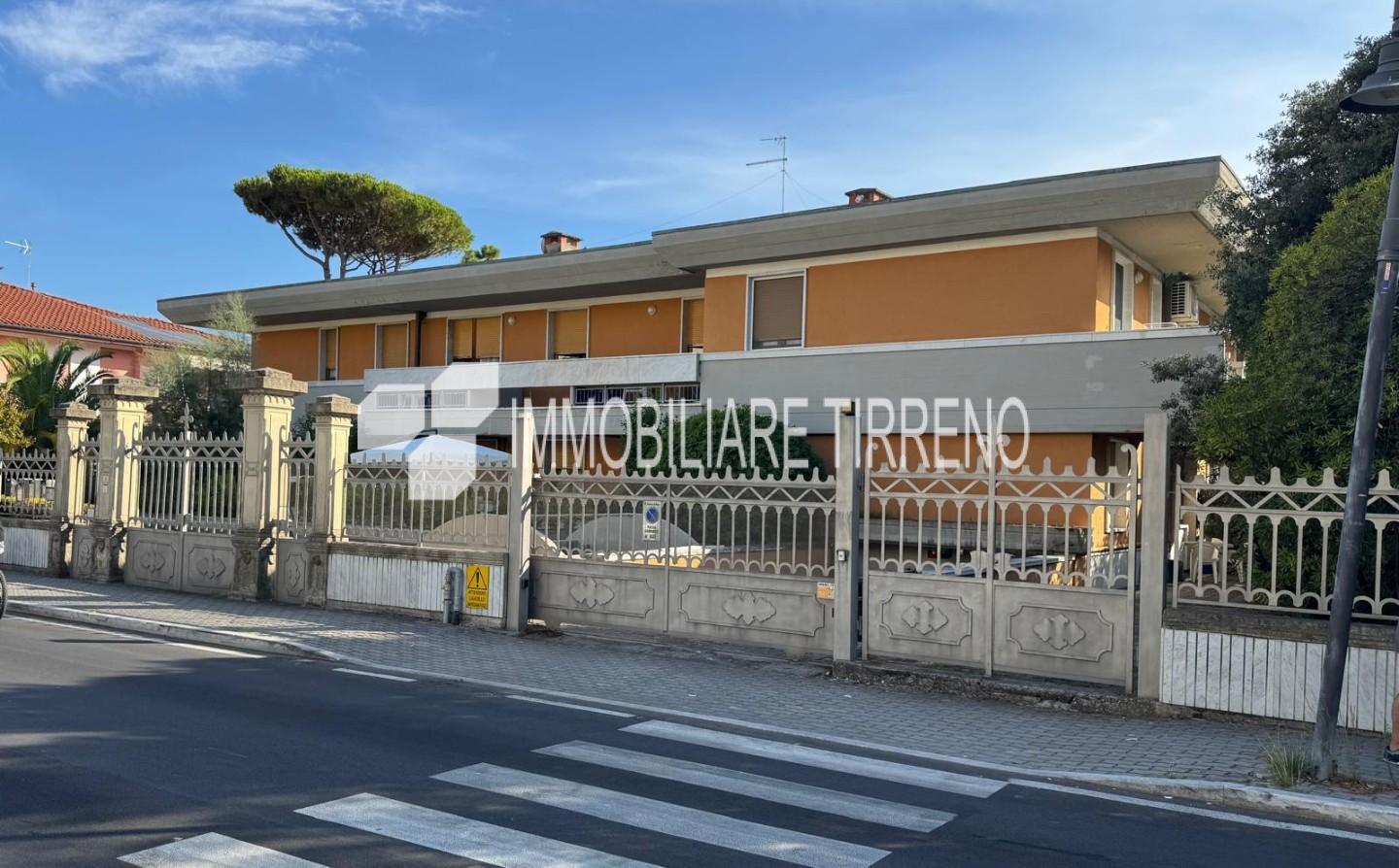Trilocale con terrazzi, Massa marina di