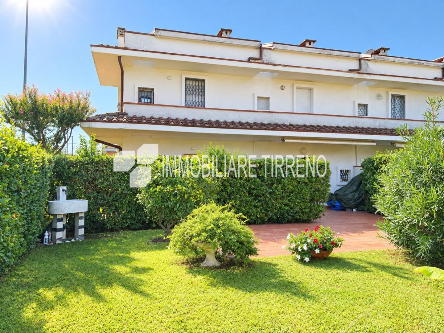 Villa con giardino, Massa marina di