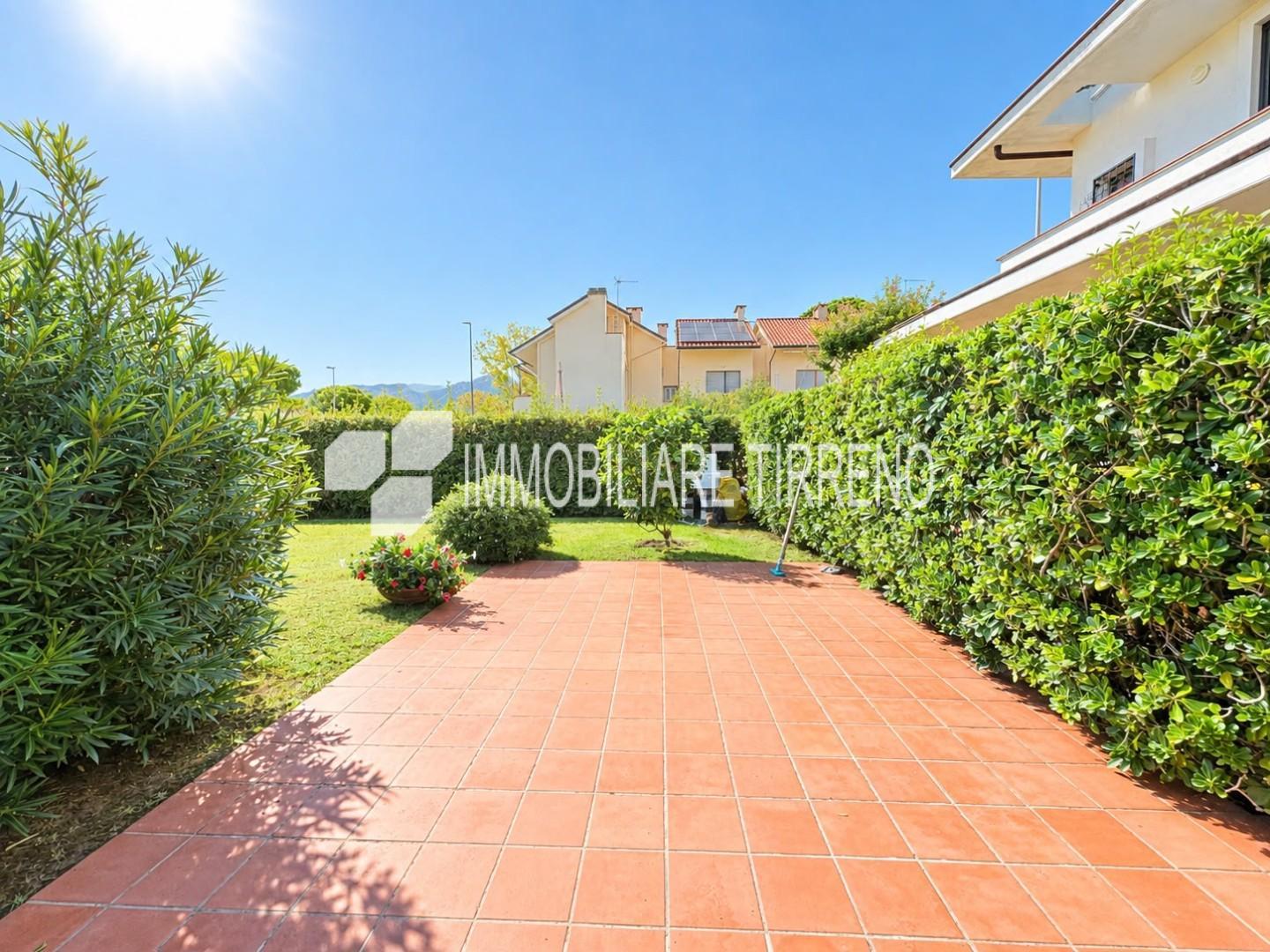 Villa con giardino, Massa marina di