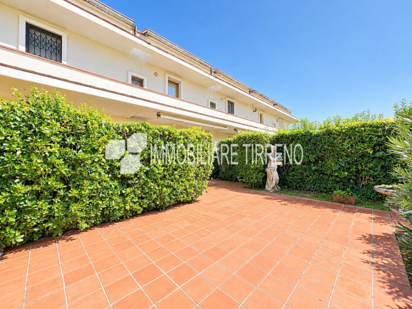 Villa con giardino, Massa marina di