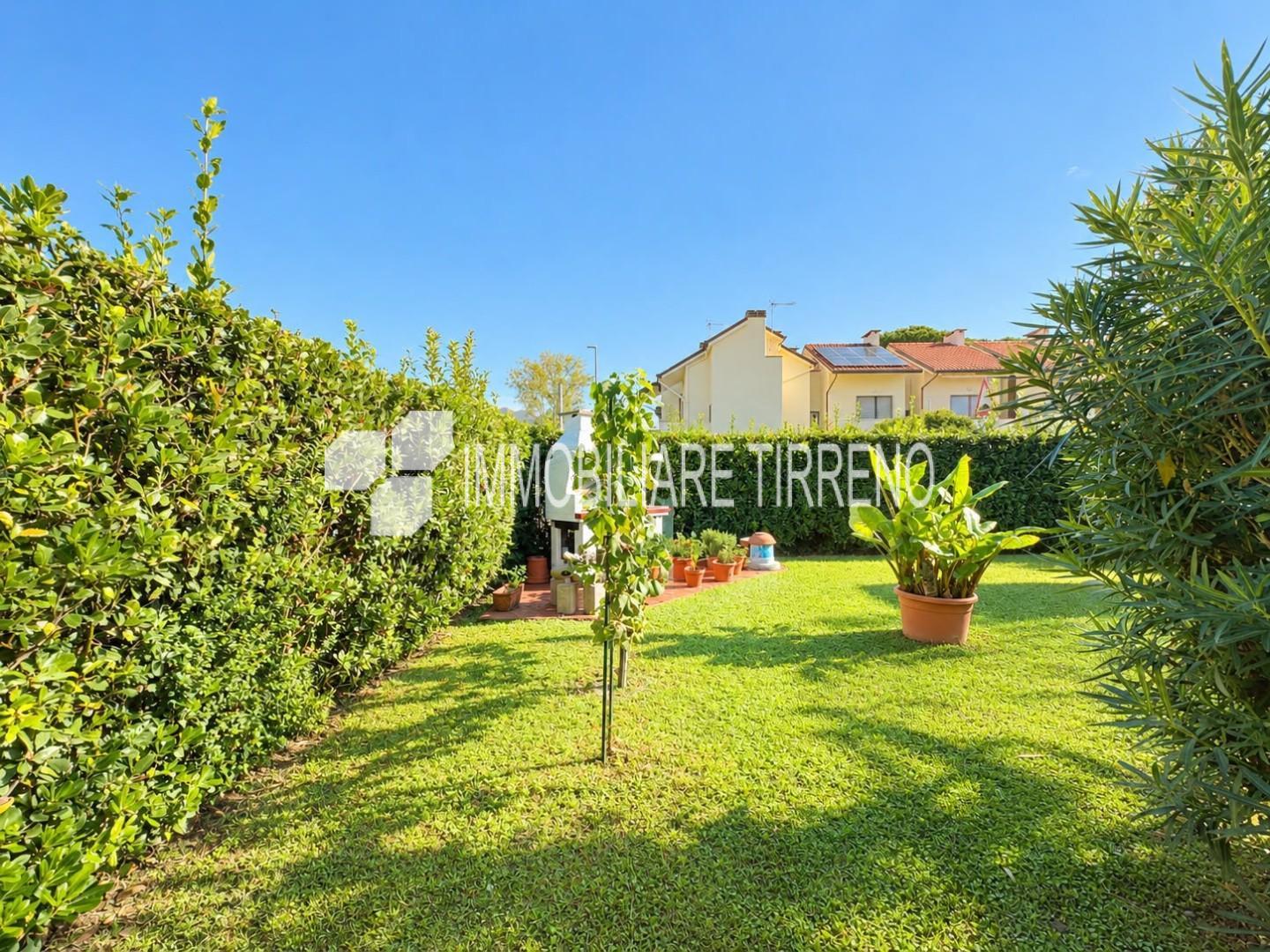 Villa con giardino, Massa marina di