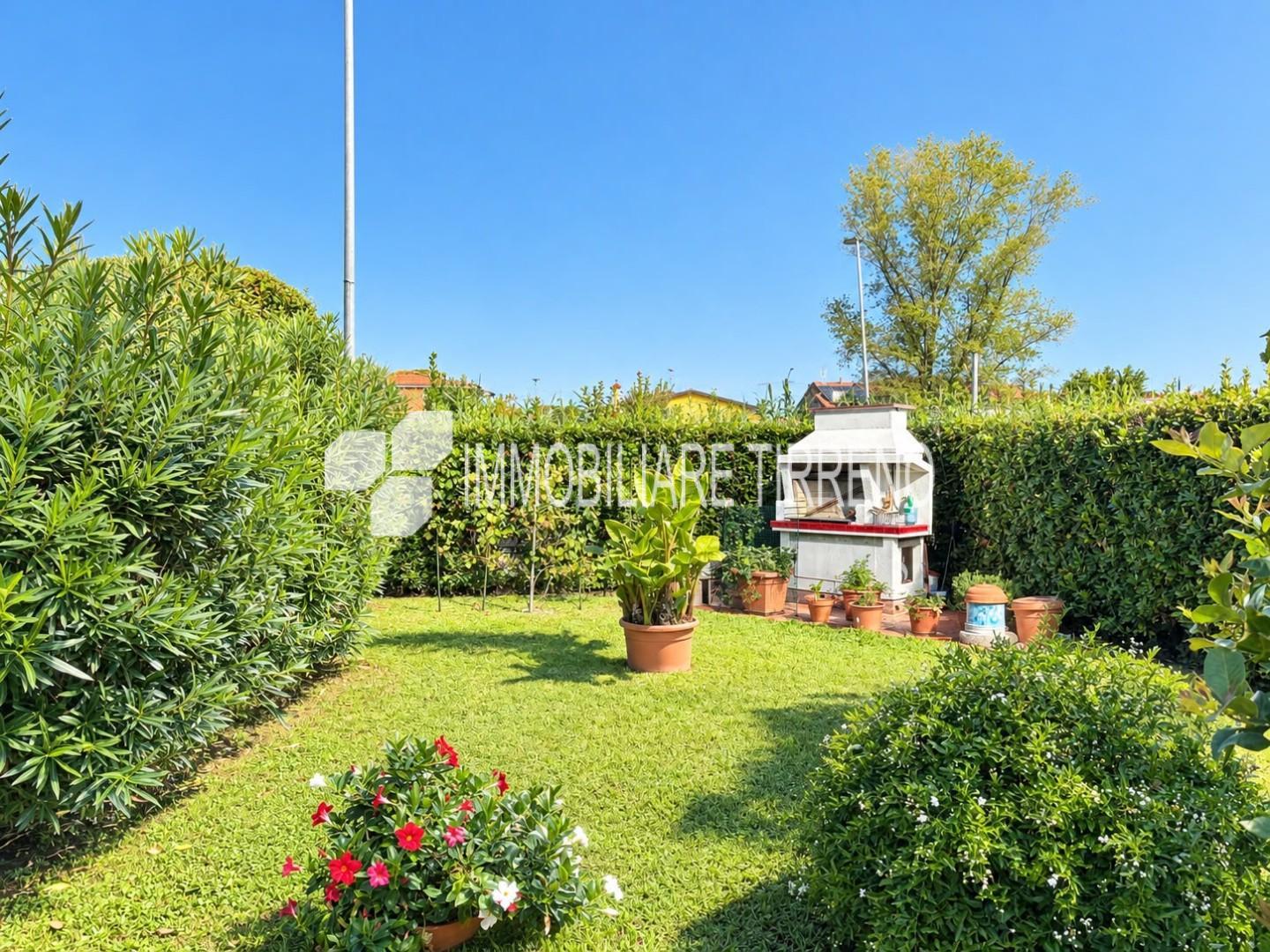 Villa con giardino, Massa marina di
