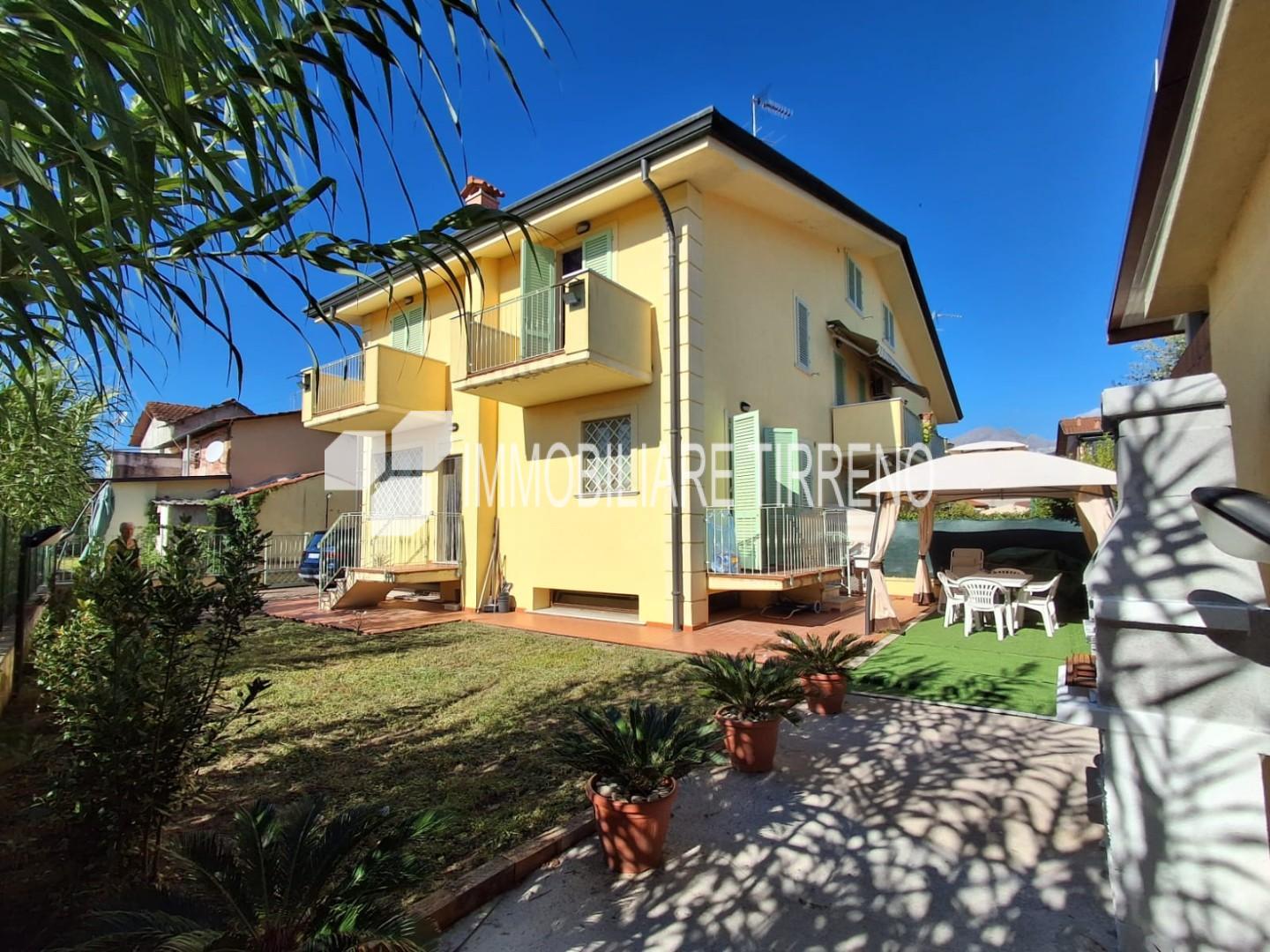 Villa con giardino, Massa marina di