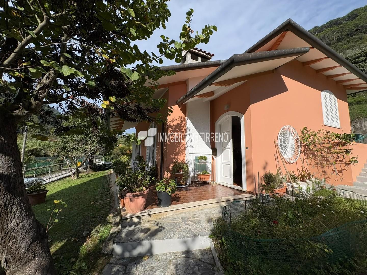 Villa con giardino a Massa