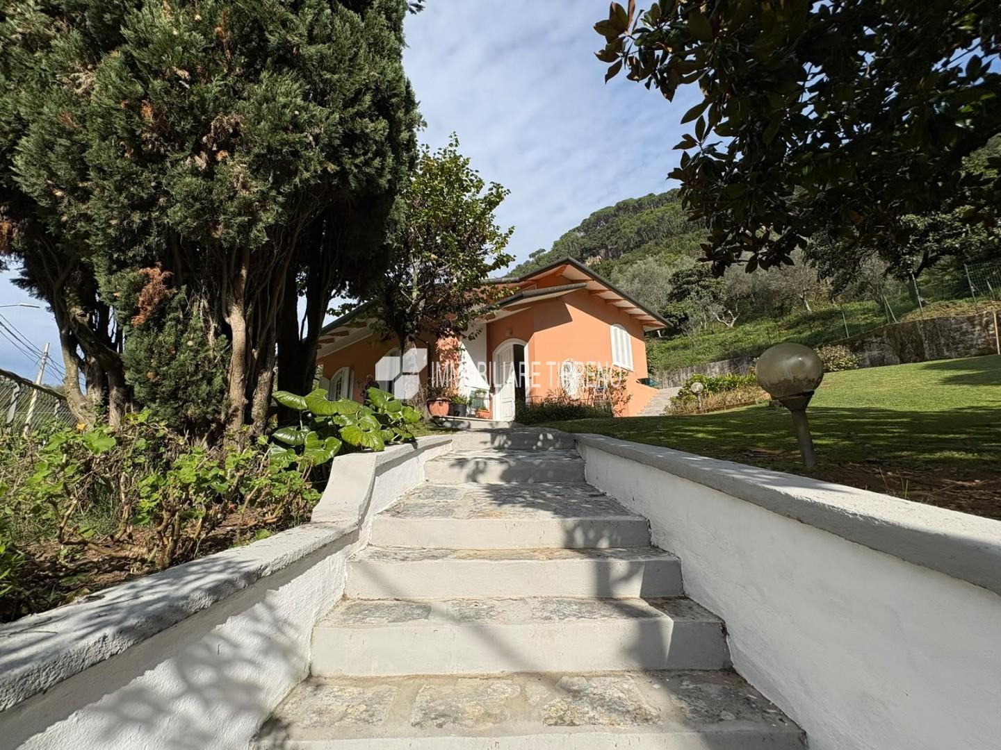 Villa con giardino a Massa