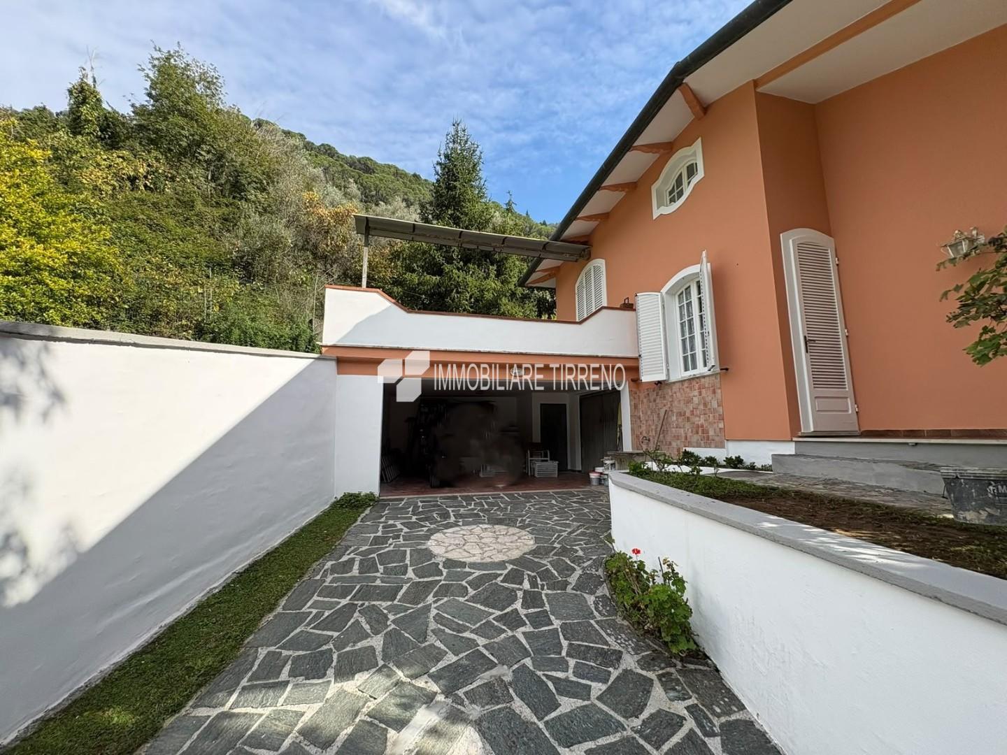 Villa con giardino a Massa
