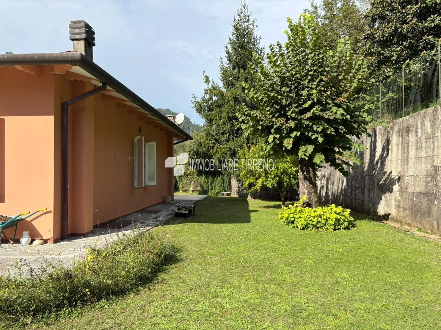 Villa con giardino a Massa