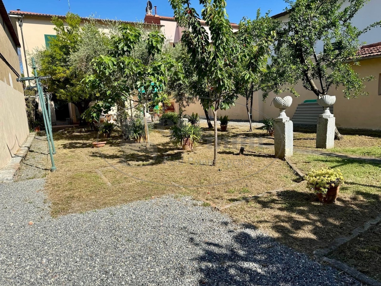 Casa indipendente con giardino, Livorno stazione