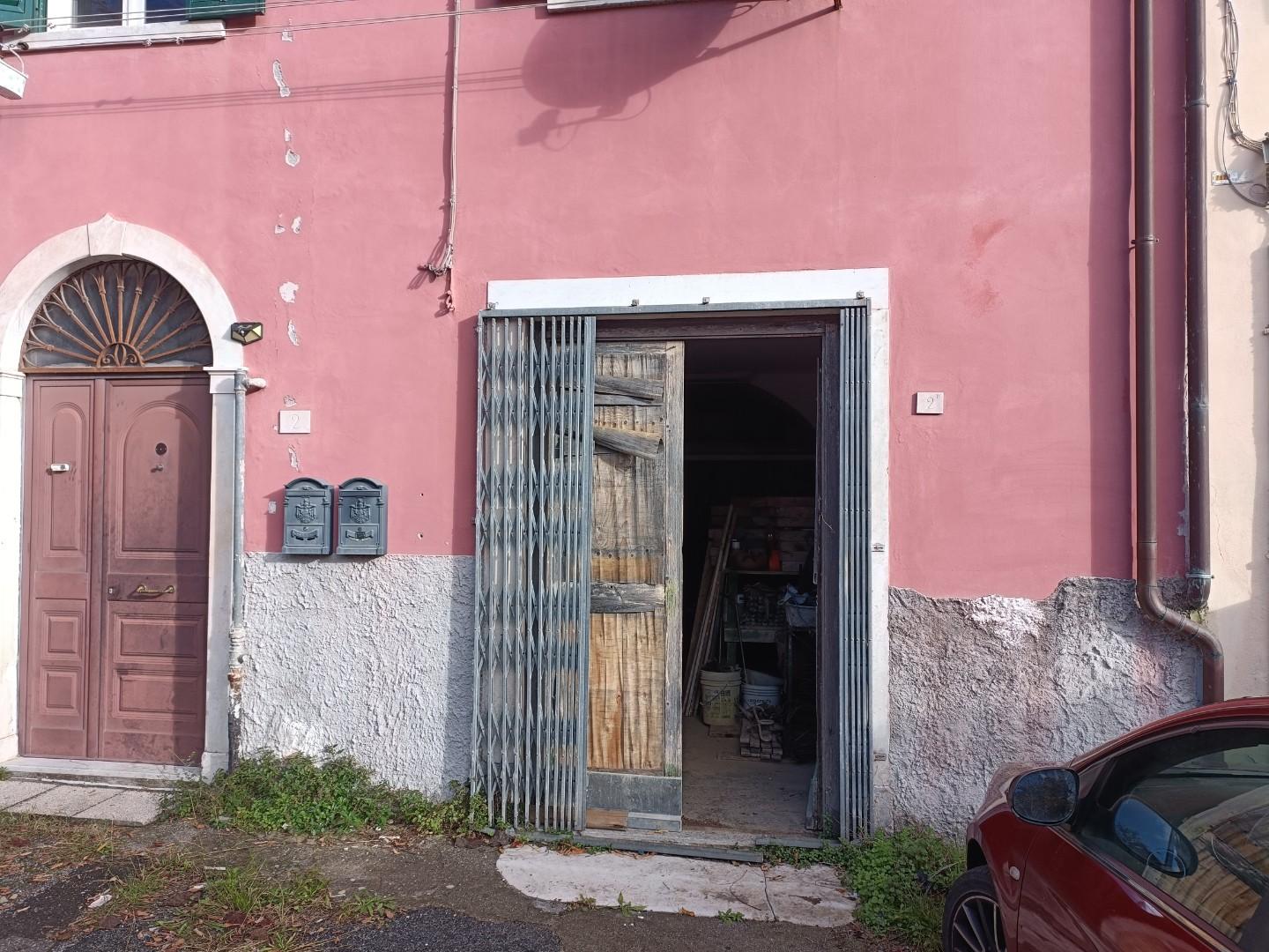 Locale commerciale in vendita, Carrara centro