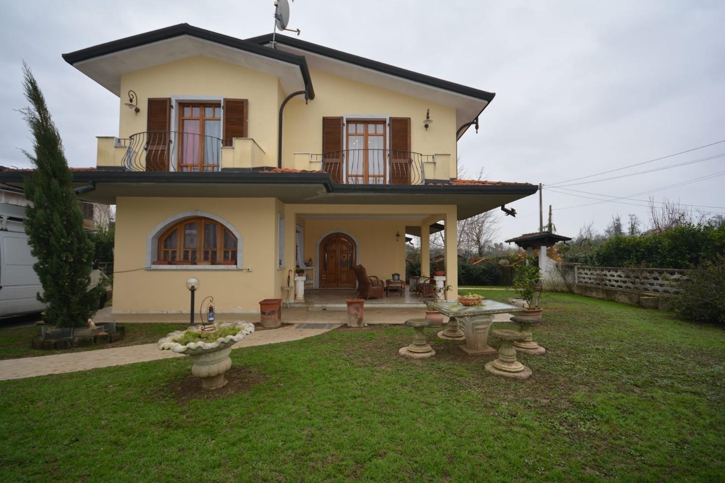 Casa indipendente con giardino, Montignoso cervaiolo