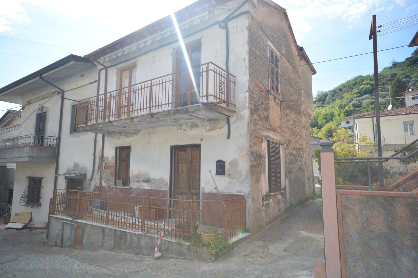 Casa indipendente da ristrutturare a Montignoso