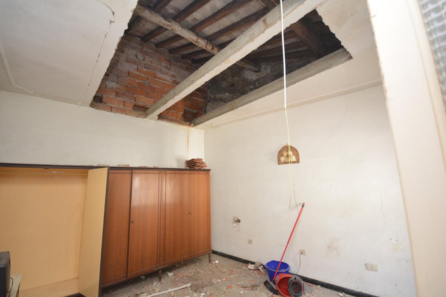 Casa indipendente da ristrutturare a Montignoso