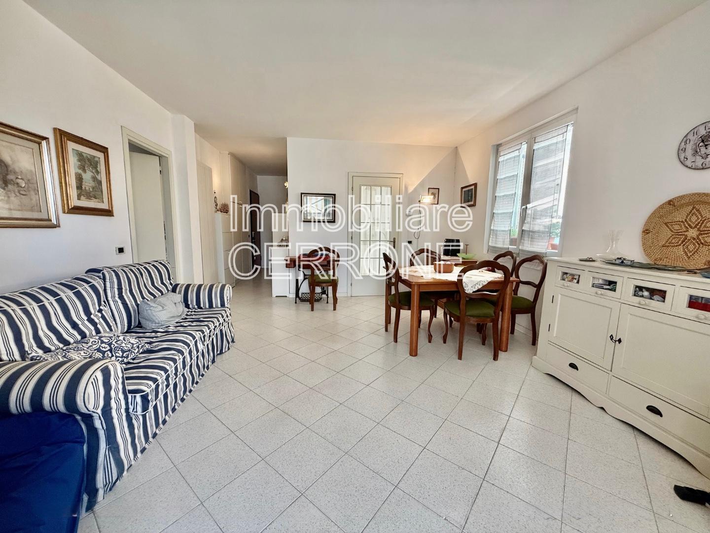 Appartamento con terrazzi, Cecina marina