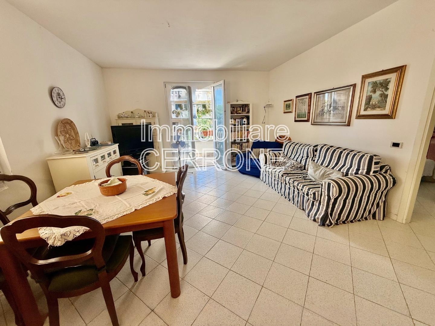 Appartamento con terrazzi, Cecina marina