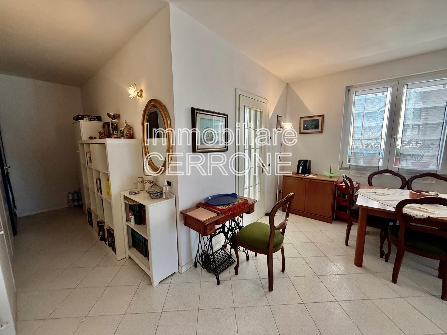 Appartamento con terrazzi, Cecina marina