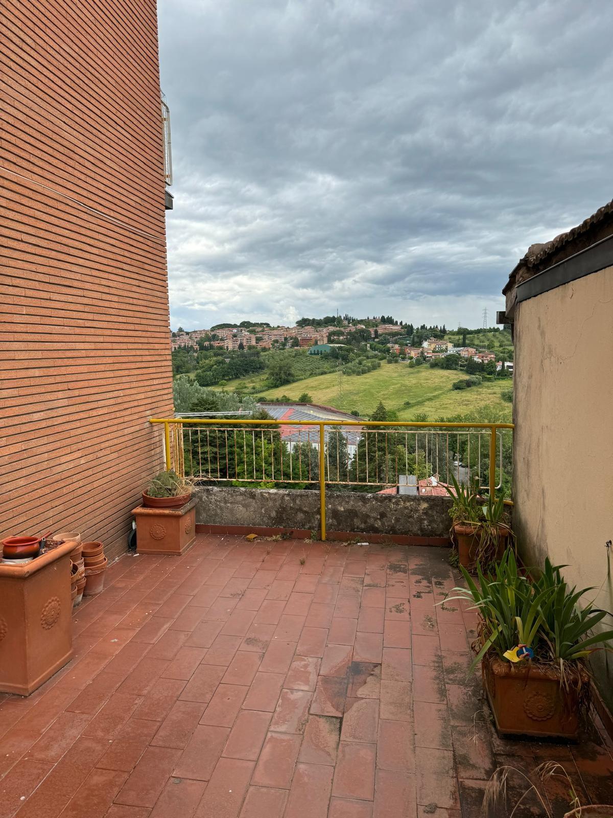 Quadrilocale con terrazzo a Siena