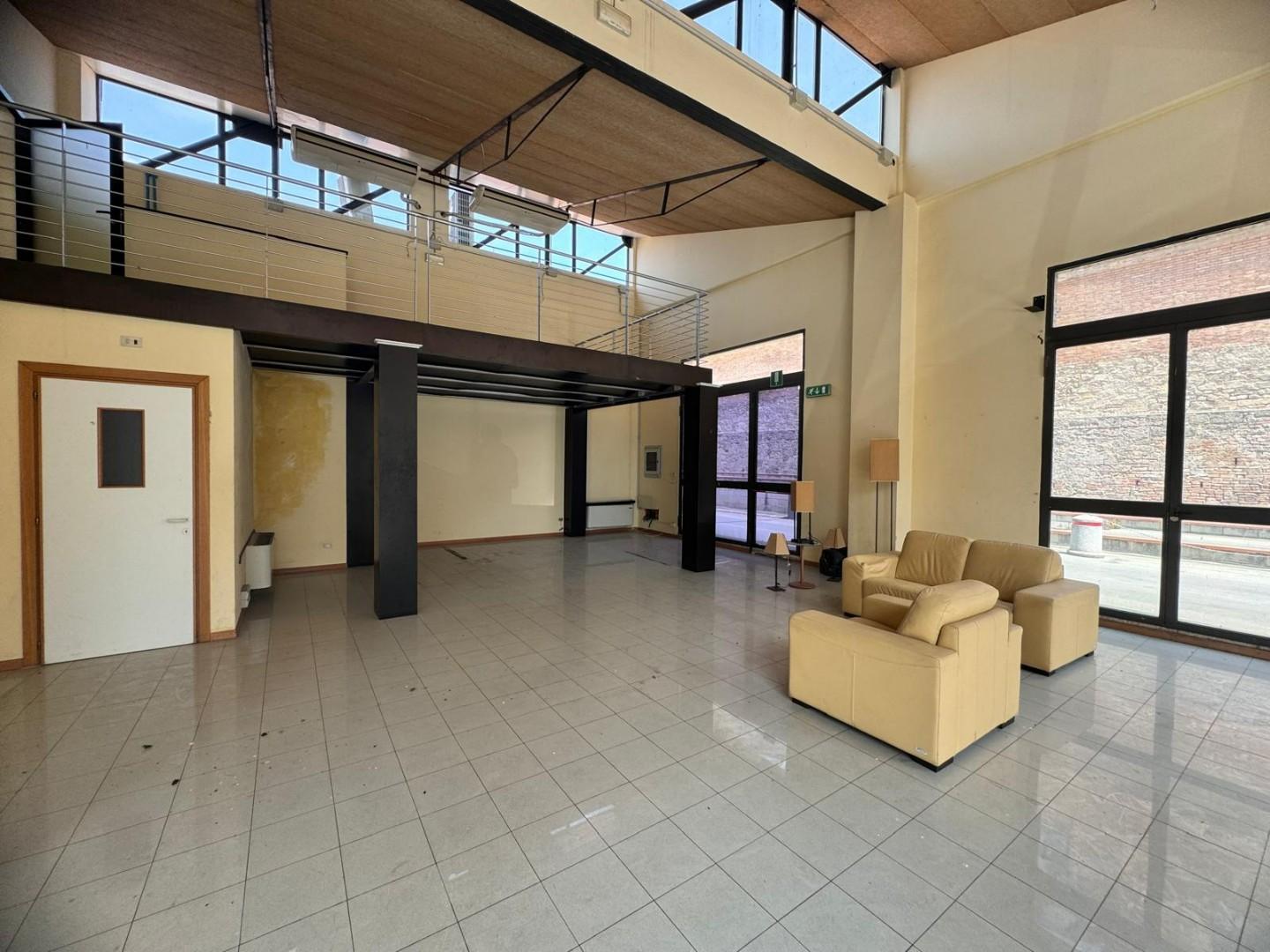 Locale commerciale in vendita, Siena toselli