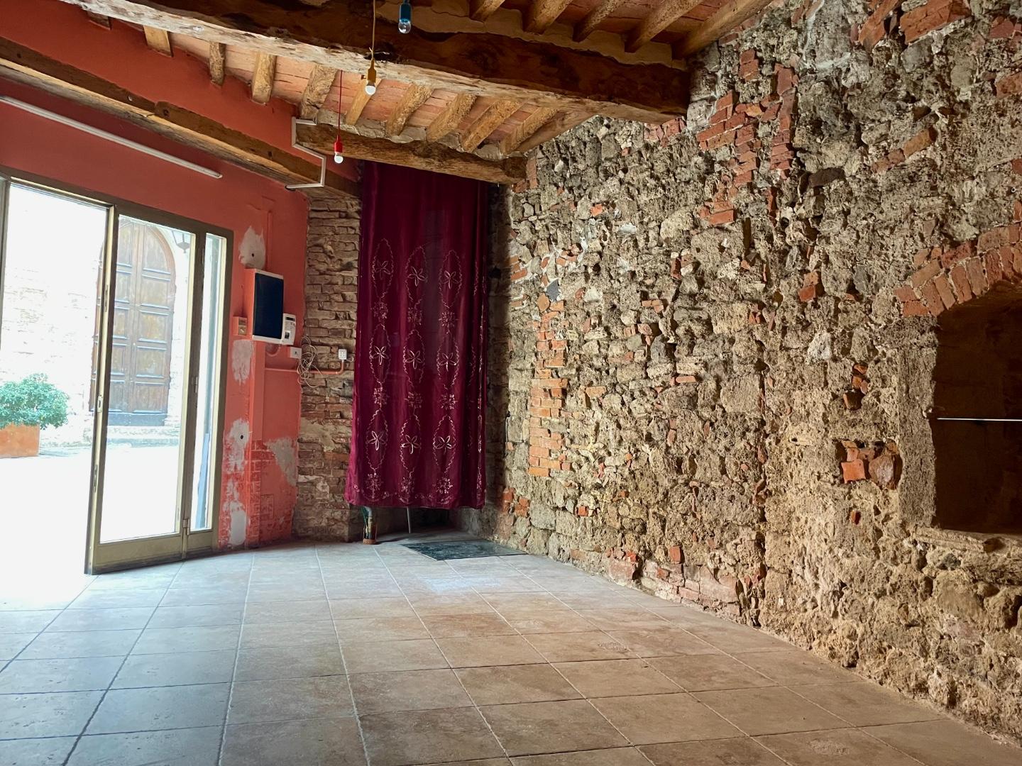 Locale commerciale in affitto a Asciano