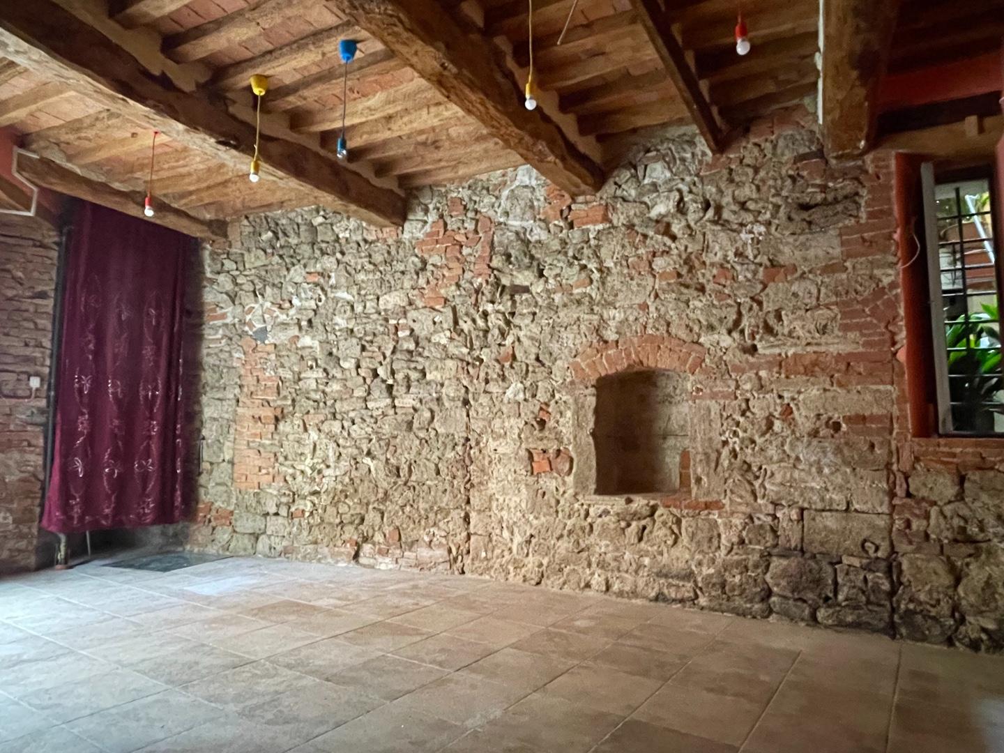 Locale commerciale in affitto a Asciano