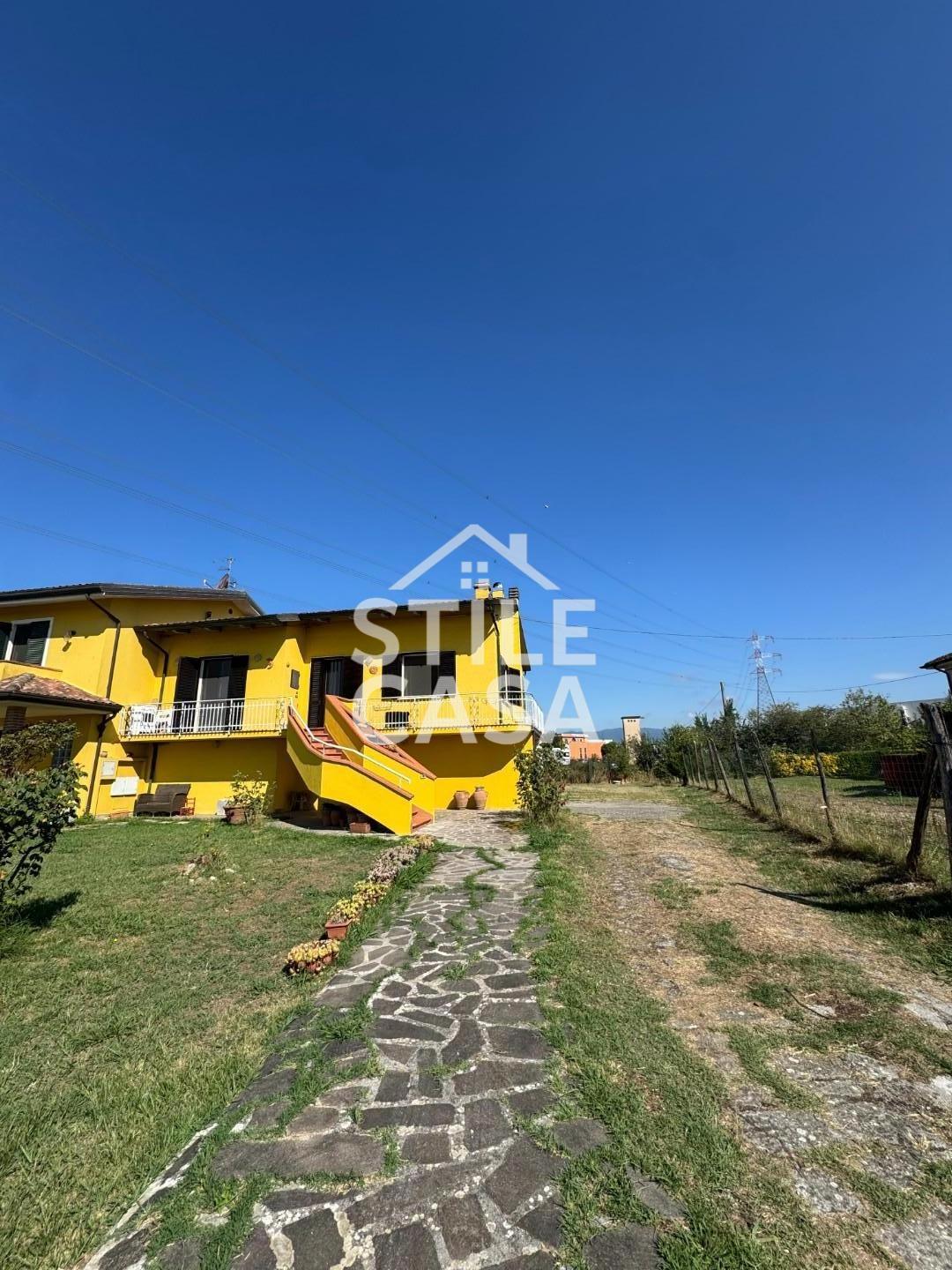 Villa Bifamiliare con giardino a Altopascio