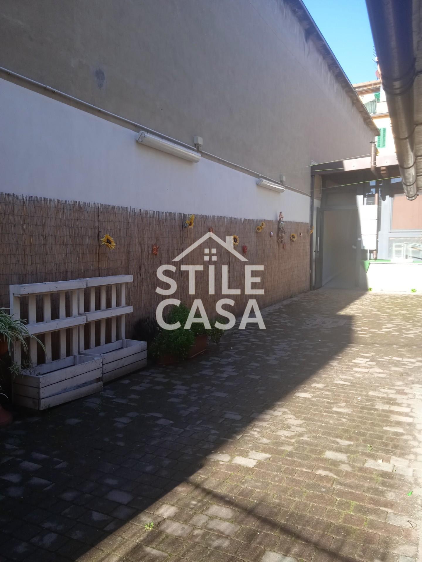 Locale commerciale in affitto a Altopascio