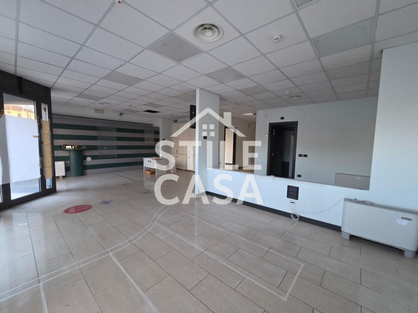 Locale commerciale in affitto a Porcari