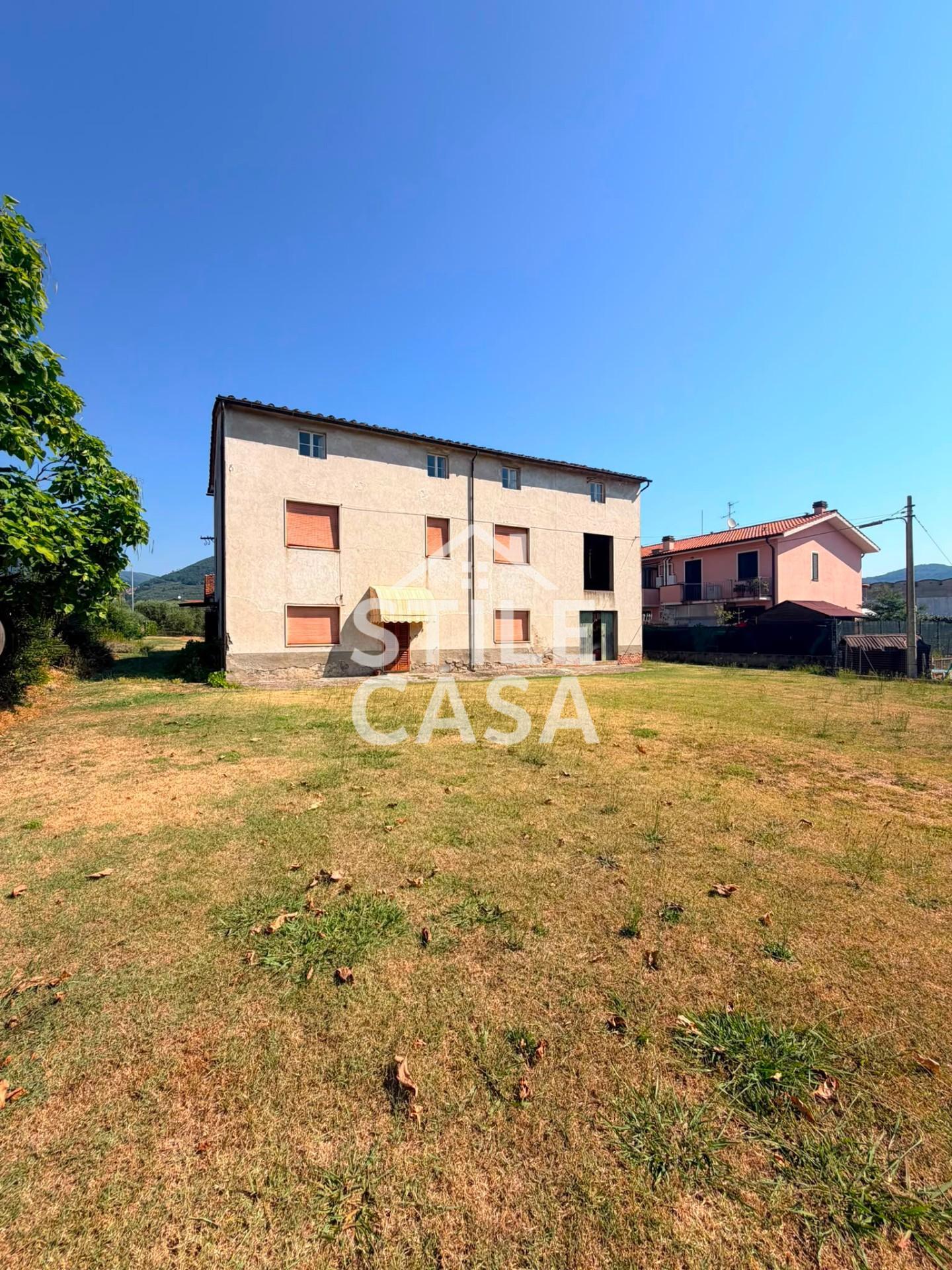 Rustico con giardino a Pescia