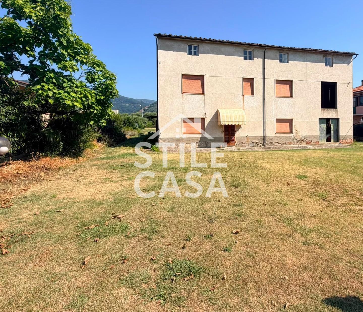 Rustico con giardino a Pescia