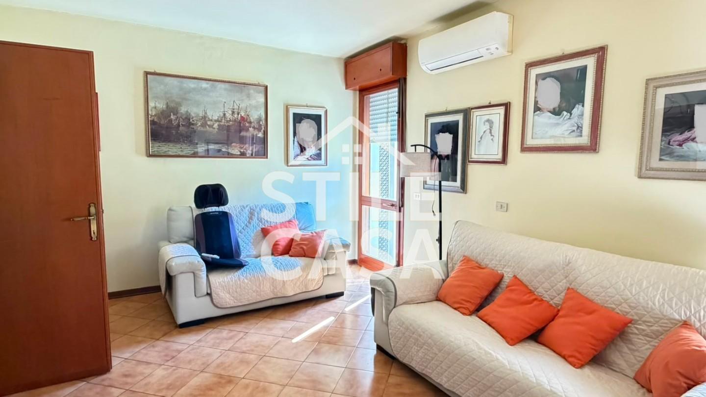 Villa con terrazzo, Capannori centro