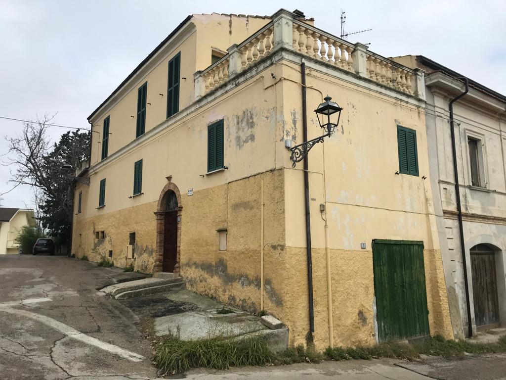 Villa con terrazzo, Mosciano Sant'Angelo montone