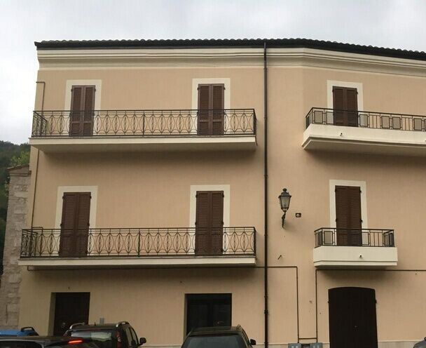 Stabile/Palazzo con terrazzo, Isola del Gran Sasso d'Italia centro storico