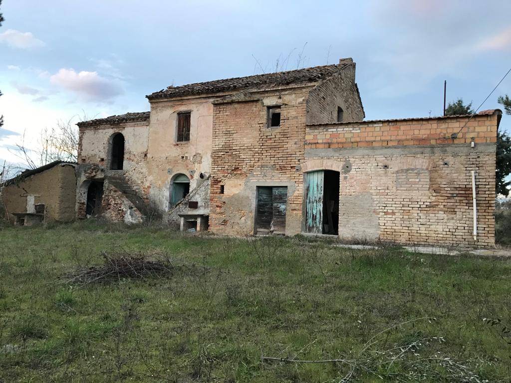 Villa con terrazzo, Corropoli bivio