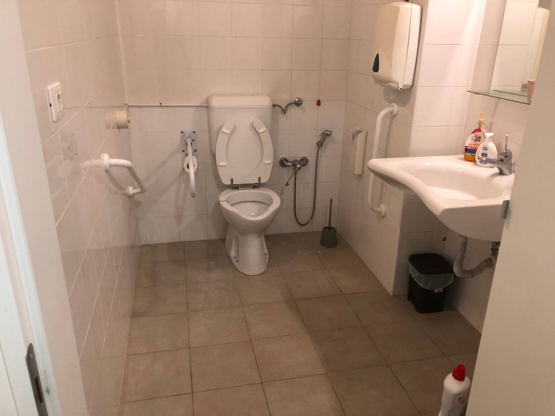 Locale commerciale in vendita a Giulianova, centro