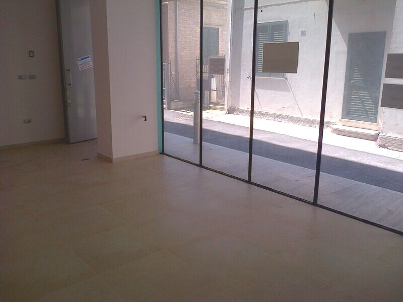 Locale commerciale in vendita a Giulianova, centro