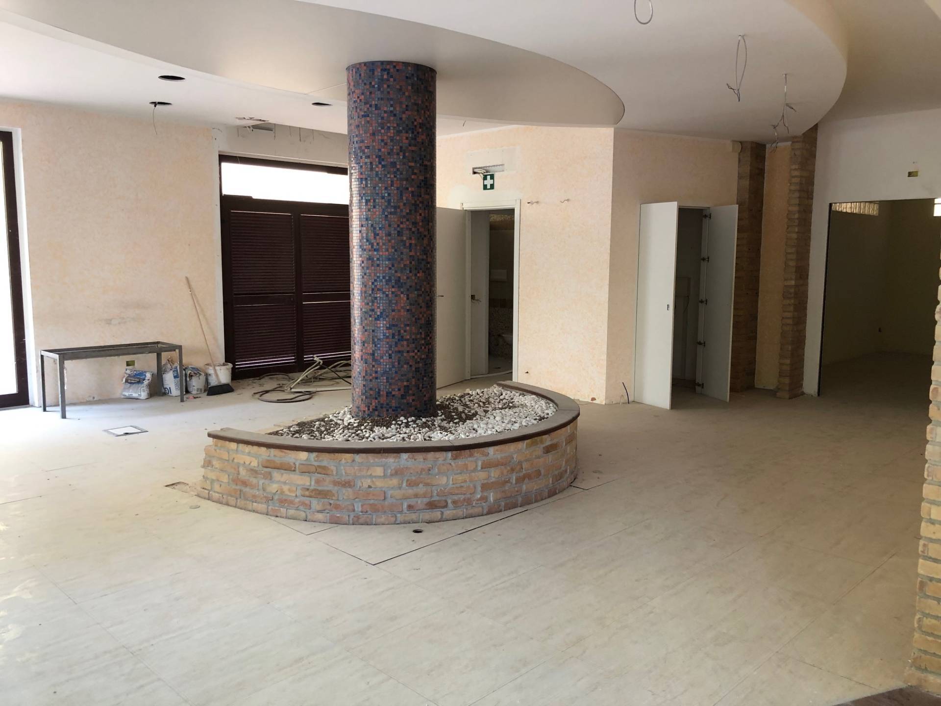 Locale commerciale in vendita a Silvi, Silvi Marina