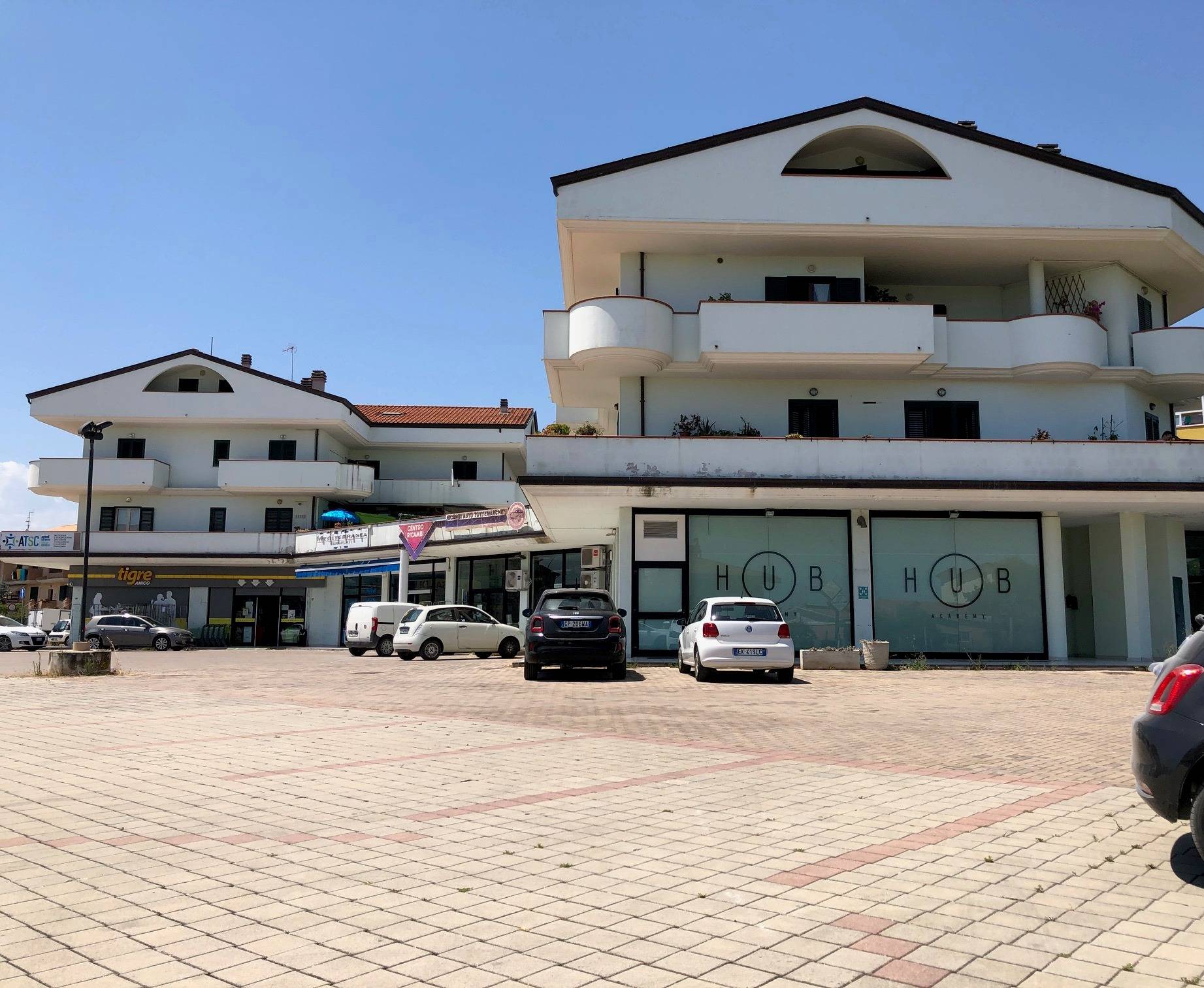 Locale commerciale in vendita a Giulianova, Colleranesco