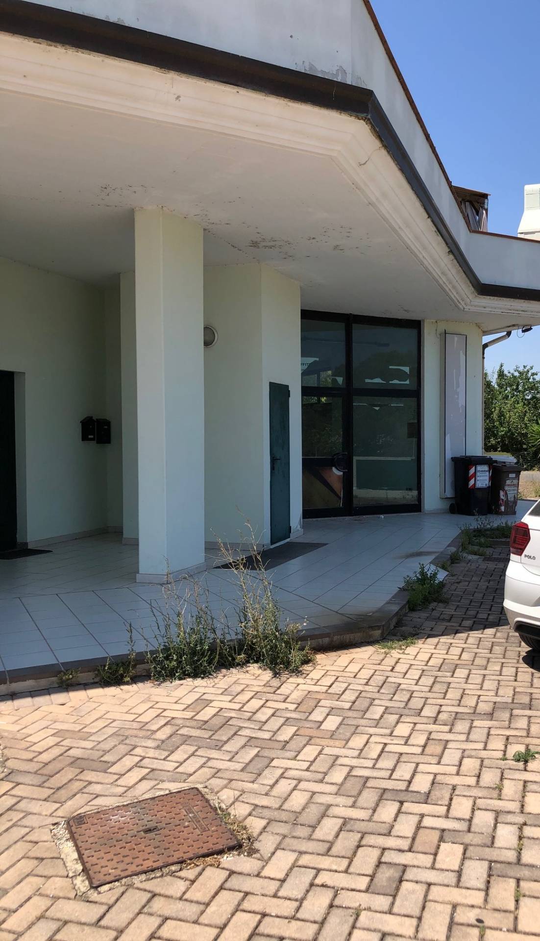 Locale commerciale in vendita a Giulianova, Colleranesco