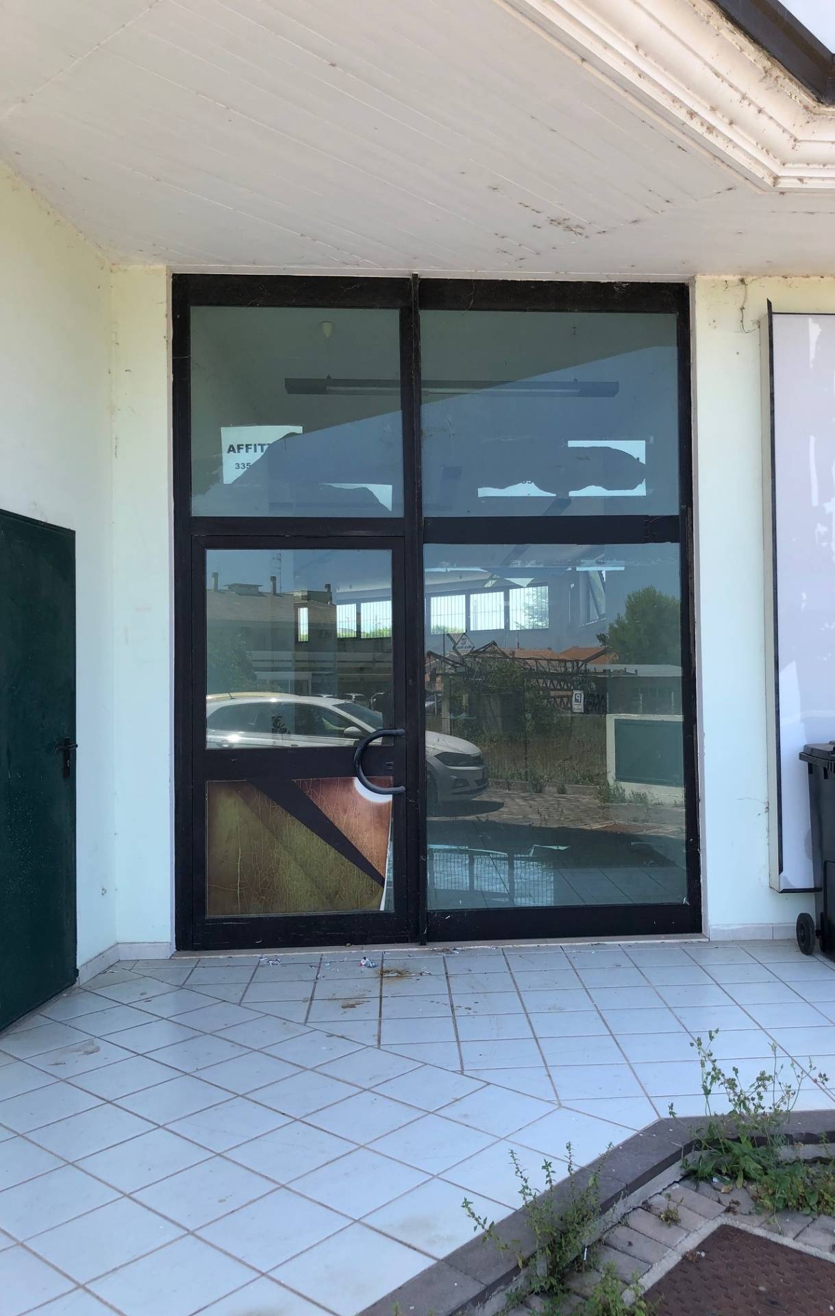 Locale commerciale in vendita a Giulianova, Colleranesco