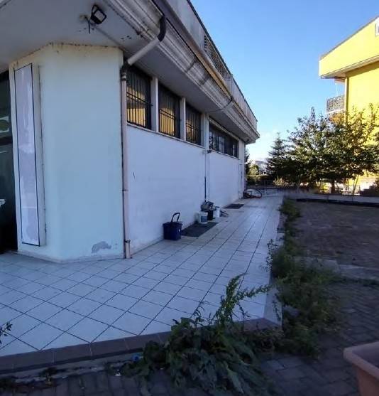 Locale commerciale in vendita a Giulianova, Colleranesco