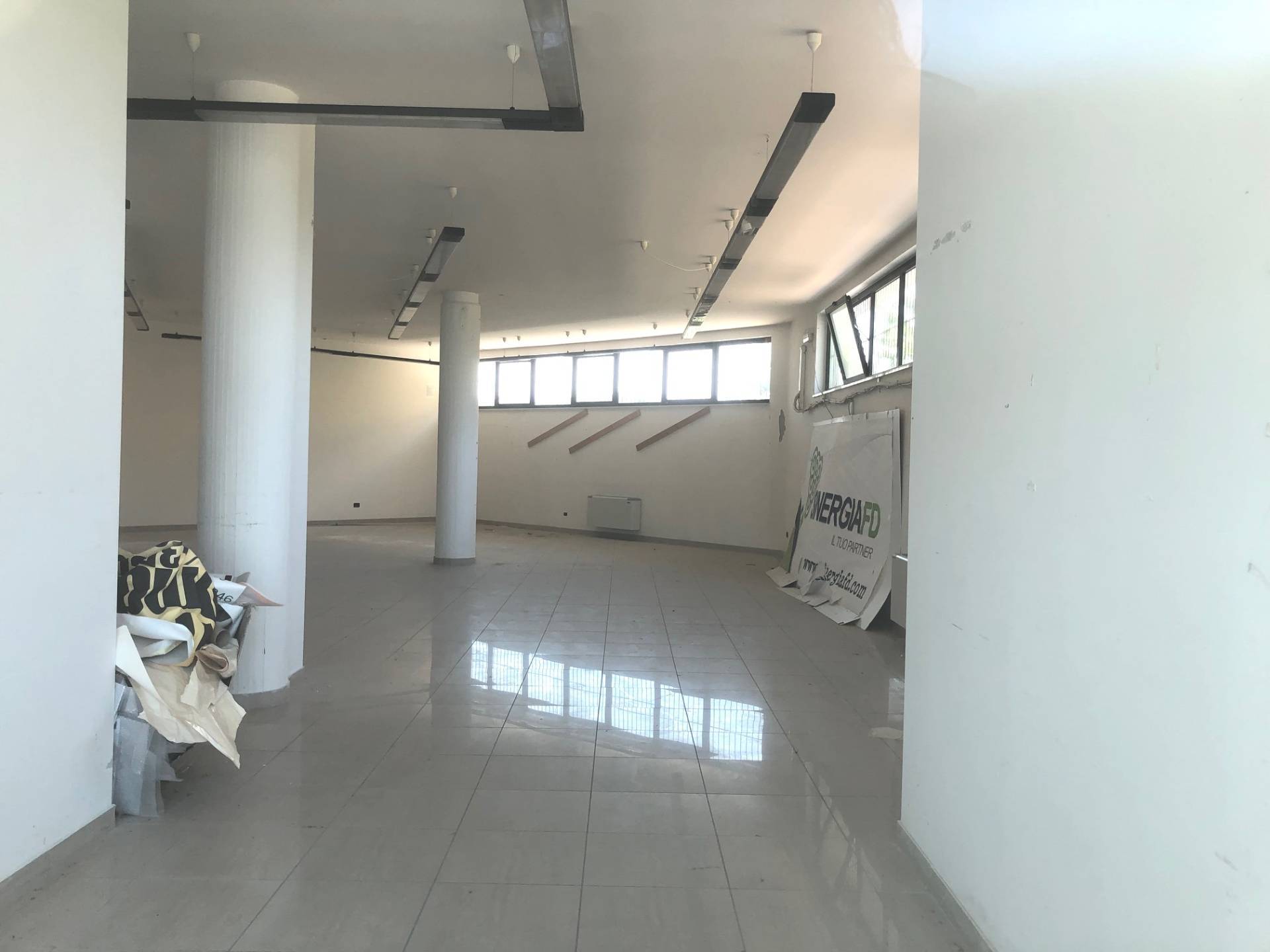 Locale commerciale in vendita a Giulianova, Colleranesco